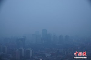 雾霾飙升 北京启动红色预警