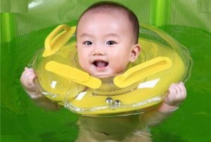 小宝宝游泳有助健