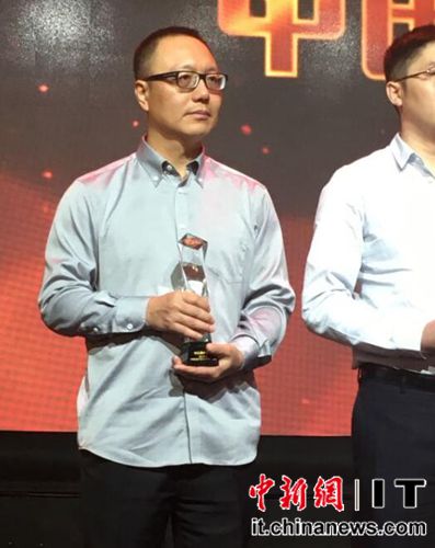 完美世界CEO萧泓代表完美世界参加“游戏十强”盛典，并领取了含金量极高的奖杯