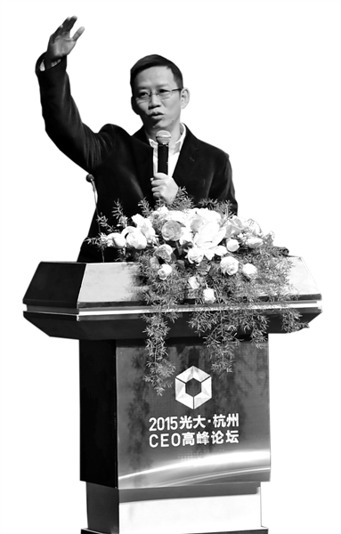 商报讯 (记者 叶根琴 实习生 汪晓筠 摄影 詹逾) “即将到来的2016年,必然开启新的金融商业时代。经过了资本市场的市场化、多元化改革以后,互联网金融、保险、理财产品等各种资产组合会大幅提升家庭理财的水平。对企业而言,尽快地让自己的公司、产品及服务证券化,是未来的一个趋势,并购将成为企业发展的重要方式之一。”