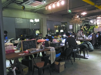 傍晚六点,创业社区公共“客厅”里工作的“家友”们。