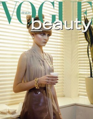 意大利《Vogue》10月版 模特演绎另类办公室妆容