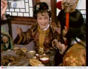史湘云是女汉纸么,烤起鹿肉来也是毫不含糊,所谓脂粉香娃喜腥膻