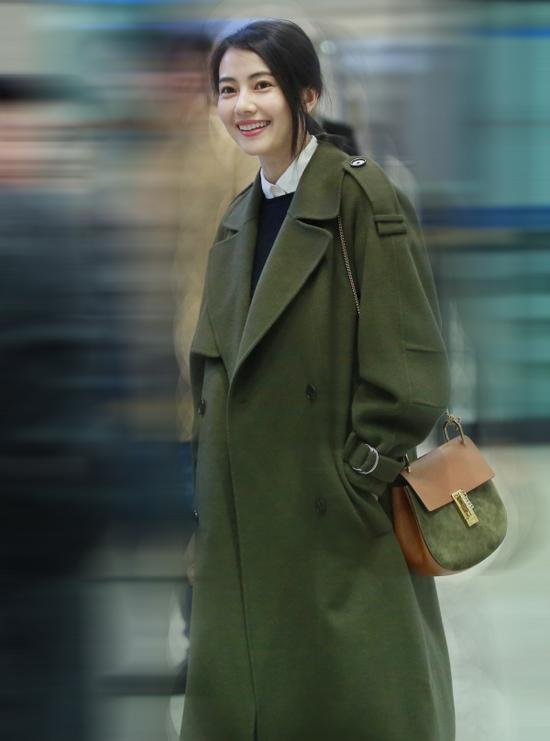 学高圆圆穿长款大衣 秒变女神范儿