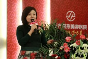 东方整形医院美鼻大营救＂短鼻教师＂喜获援助