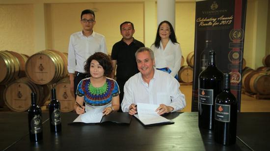 阳光璀璨酒庄投资者代表杨鑫与总统酿酒师Marcel签约