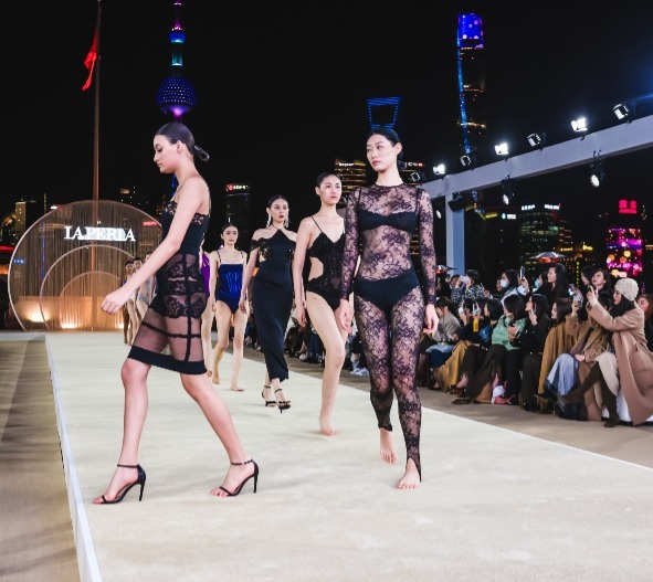 LA PERLA典藏时装秀首次亮相中国， 首支品牌纪录片盛大揭幕