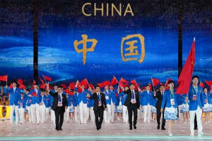 亚运会开幕即首战：中国体育代表团身穿「星耀」礼服，赢下全场瞩目