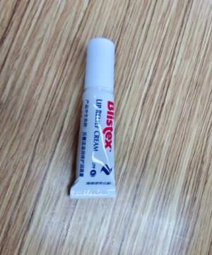 涂口红总卡纹起皮？这款宝藏唇膏太服帖！